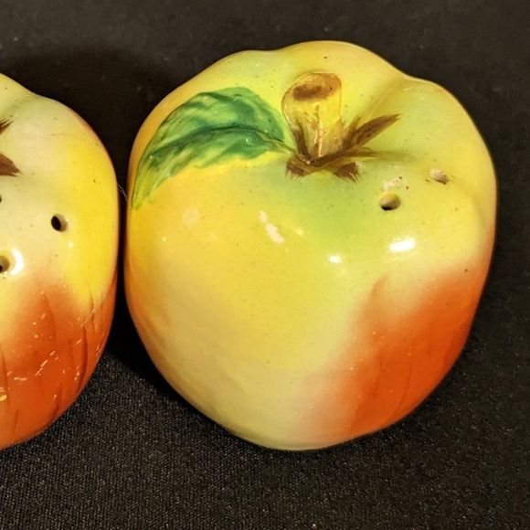 Apple Shaped Salt and Pepper Shaker Made in Japan - Picture 2 of 14